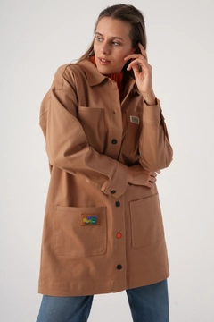 Bir model, Allday toptan giyim markasının 30853 - Jacket - Beige toptan Ceket ürününü sergiliyor.