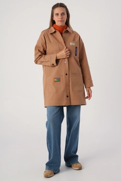 Ein Bekleidungsmodell aus dem Großhandel trägt 30853 - Jacket - Beige, türkischer Großhandel Jacke von Allday