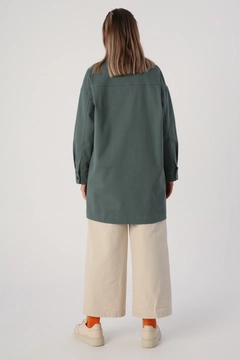 Bir model, Allday toptan giyim markasının 30856 - Jacket - Green toptan Ceket ürününü sergiliyor.