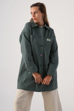 Bir model, Allday toptan giyim markasının 30856 - Jacket - Green toptan Ceket ürününü sergiliyor.