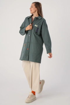 Ein Bekleidungsmodell aus dem Großhandel trägt 30856 - Jacket - Green, türkischer Großhandel Jacke von Allday