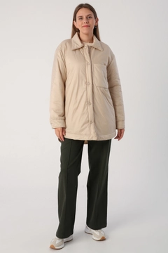 Ein Bekleidungsmodell aus dem Großhandel trägt 30857 - Coat - Beige, türkischer Großhandel Mantel von Allday