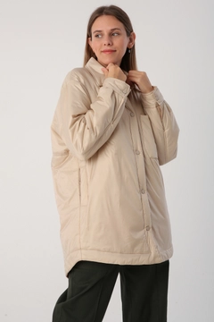 Bir model, Allday toptan giyim markasının 30857 - Coat - Beige toptan Kaban ürününü sergiliyor.