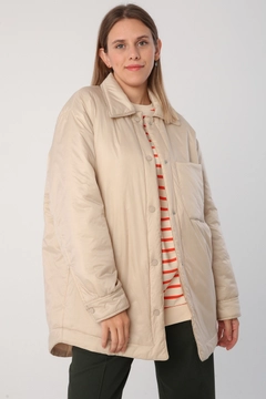 Bir model, Allday toptan giyim markasının 30857 - Coat - Beige toptan Kaban ürününü sergiliyor.