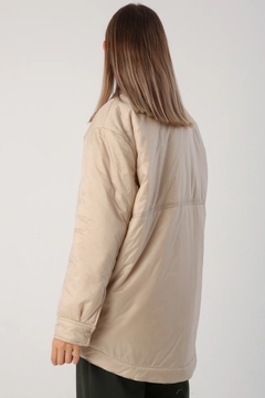Una modelo de ropa al por mayor lleva 30857 - Coat - Beige, Abrigo turco al por mayor de Allday