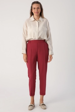 Una modella di abbigliamento all'ingrosso indossa 31994 - Pants - Maroon, vendita all'ingrosso turca di Pantaloni di Allday