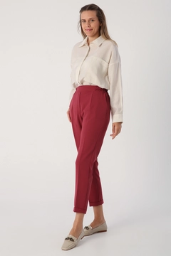 Una modella di abbigliamento all'ingrosso indossa 31994 - Pants - Maroon, vendita all'ingrosso turca di Pantaloni di Allday