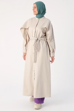 Bir model, Allday toptan giyim markasının 31915 - Abaya - Stone toptan Ferace ürününü sergiliyor.