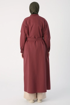 Bir model, Allday toptan giyim markasının 31916 - Abaya - Maroon toptan Ferace ürününü sergiliyor.