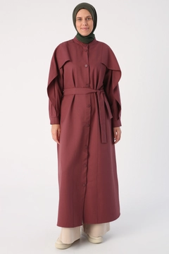 Bir model, Allday toptan giyim markasının 31916 - Abaya - Maroon toptan Ferace ürününü sergiliyor.