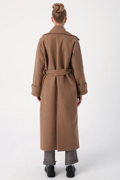 Bir model, Allday toptan giyim markasının 33549 - Coat - Light Beige toptan Kaban ürününü sergiliyor.