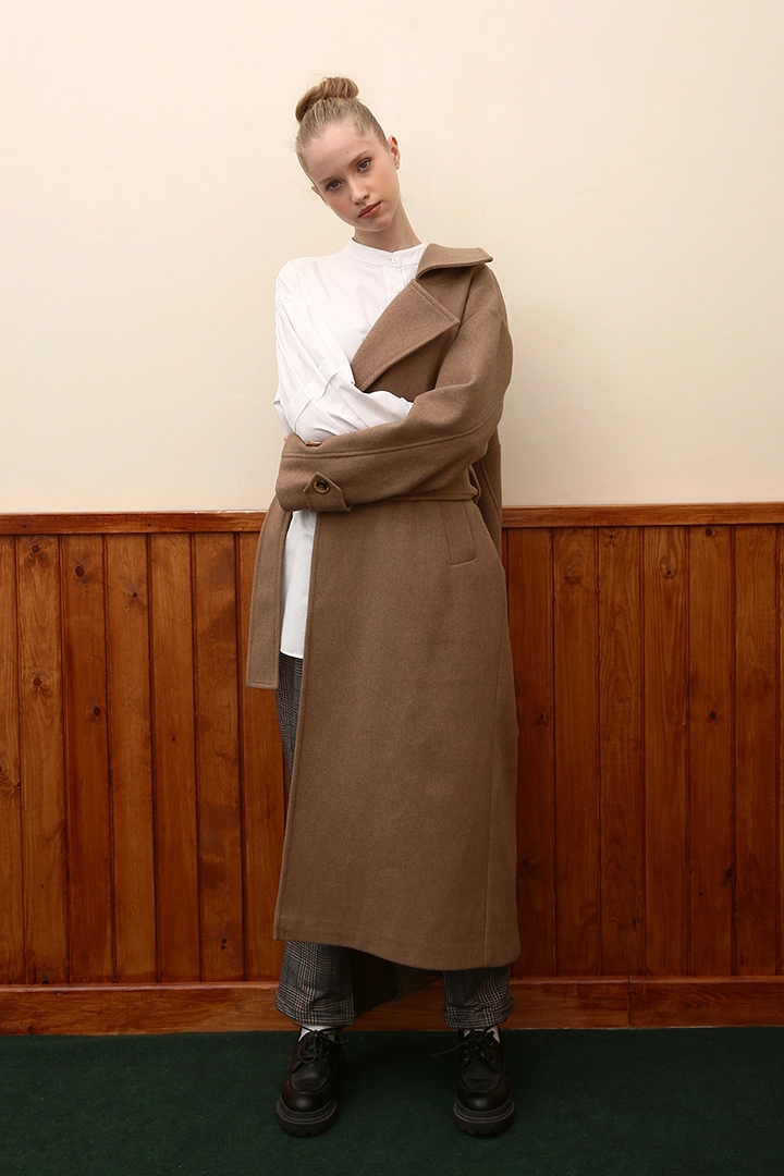 Una modelo de ropa al por mayor lleva 33549 - Coat - Light Beige, Abrigo turco al por mayor de Allday