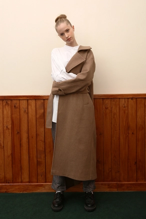A model wears 33549 - Coat - Light Beige, wholesale Coat of Allday to display at Lonca