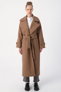 Bir model, Allday toptan giyim markasının 33549 - Coat - Light Beige toptan Kaban ürününü sergiliyor.