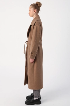 Ein Bekleidungsmodell aus dem Großhandel trägt 33549 - Coat - Light Beige, türkischer Großhandel Mantel von Allday