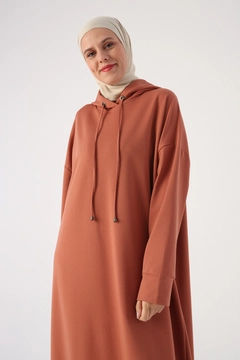 Una modella di abbigliamento all'ingrosso indossa 33565 - Dress - Cinnamon, vendita all'ingrosso turca di Vestito di Allday