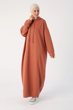 Bir model, Allday toptan giyim markasının 33565 - Dress - Cinnamon toptan Elbise ürününü sergiliyor.