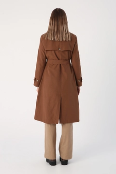 A wholesale clothing model wears 33580 - Trenchcoat - Brown, Turkish wholesale Trenchcoat of Allday