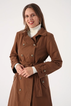 Bir model, Allday toptan giyim markasının 33580 - Trenchcoat - Brown toptan Trençkot ürününü sergiliyor.