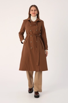 A wholesale clothing model wears 33580 - Trenchcoat - Brown, Turkish wholesale Trenchcoat of Allday