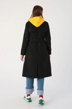 Ένα μοντέλο χονδρικής πώλησης ρούχων φοράει 33582 - Trenchcoat - Black, τούρκικο Καπαρντίνα χονδρικής πώλησης από Allday