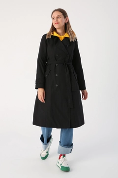 Bir model, Allday toptan giyim markasının 33582 - Trenchcoat - Black toptan Trençkot ürününü sergiliyor.