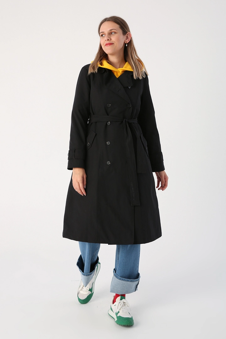 Ein Bekleidungsmodell aus dem Großhandel trägt 33582 - Trenchcoat - Black, türkischer Großhandel Trenchcoat von Allday
