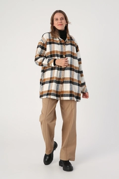 Ein Bekleidungsmodell aus dem Großhandel trägt 33595 - Plaid Shirt Jacket - Ecru And Mustard, türkischer Großhandel Jacke von Allday