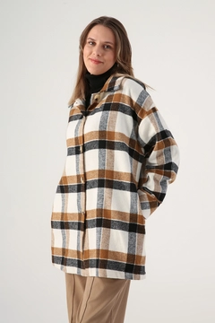 Hurtowa modelka nosi 33595 - Plaid Shirt Jacket - Ecru And Mustard, turecka hurtownia Kurtka firmy Allday