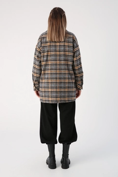 Ein Bekleidungsmodell aus dem Großhandel trägt 33597 - Plaid Shirt Jacket - Black And Camel, türkischer Großhandel Jacke von Allday