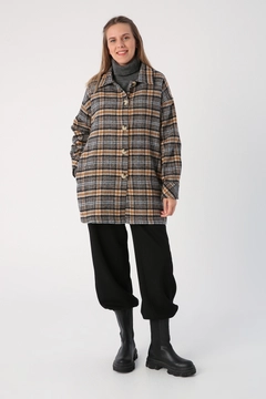 Una modelo de ropa al por mayor lleva 33597 - Plaid Shirt Jacket - Black And Camel, Chaqueta turco al por mayor de Allday