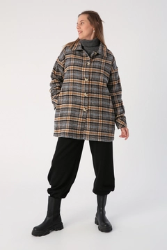 Een kledingmodel uit de groothandel draagt 33597 - Plaid Shirt Jacket - Black And Camel, Turkse groothandel Jasje van Allday