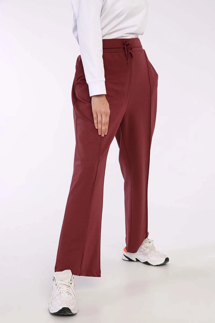 Ein Bekleidungsmodell aus dem Großhandel trägt 33525 - Sweatpants - Maroon, türkischer Großhandel Jogginghose von Allday
