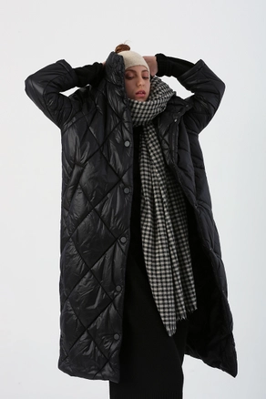 A model wears 33536 - Coat - Black, wholesale undefined of Allday to display at Lonca