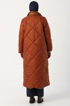 Bir model, Allday toptan giyim markasının 33668 - Coat - Brown toptan Kaban ürününü sergiliyor.