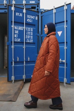 Una modelo de ropa al por mayor lleva 33668 - Coat - Brown, Abrigo turco al por mayor de Allday