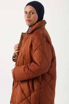 Una modelo de ropa al por mayor lleva 33668 - Coat - Brown, Abrigo turco al por mayor de Allday