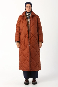Una modella di abbigliamento all'ingrosso indossa 33668 - Coat - Brown, vendita all'ingrosso turca di Cappotto di Allday