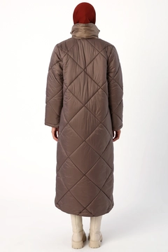 Bir model, Allday toptan giyim markasının 33670 - Coat - Mink toptan Kaban ürününü sergiliyor.