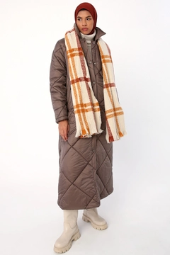 Een kledingmodel uit de groothandel draagt 33670 - Coat - Mink, Turkse groothandel Jas van Allday