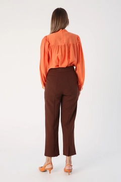 Bir model, Allday toptan giyim markasının 33634 - Pants - Dark Brown toptan Pantolon ürününü sergiliyor.