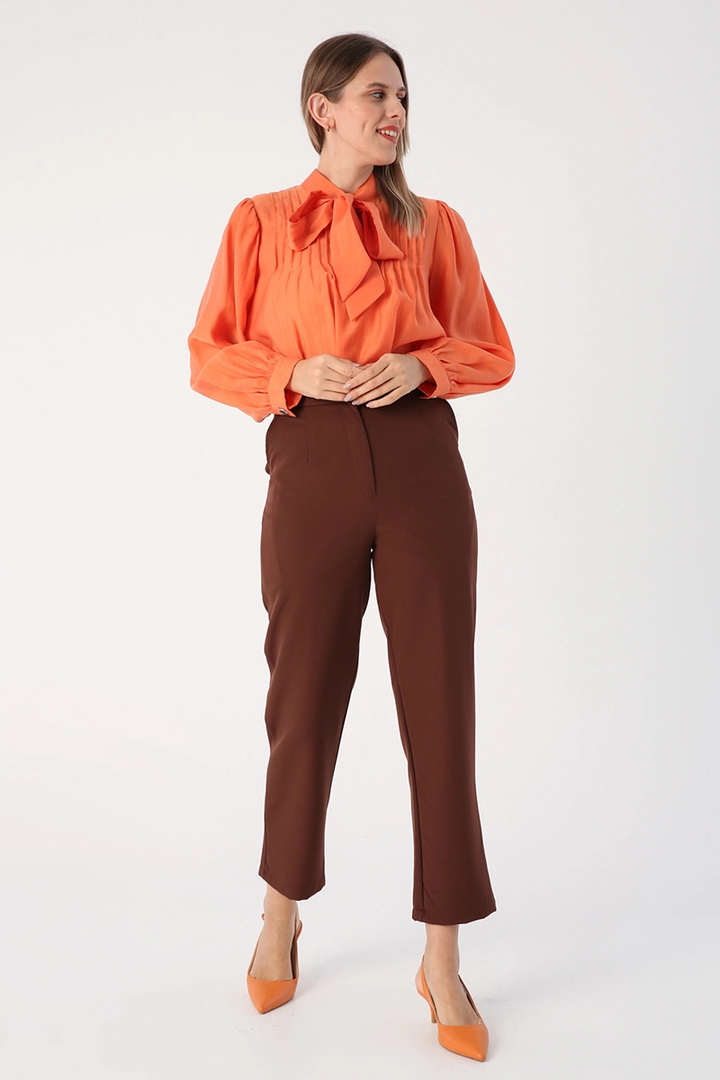 Een kledingmodel uit de groothandel draagt 33634 - Pants - Dark Brown, Turkse groothandel Broek van Allday