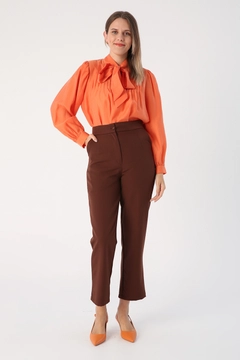 Una modella di abbigliamento all'ingrosso indossa 33634 - Pants - Dark Brown, vendita all'ingrosso turca di Pantaloni di Allday
