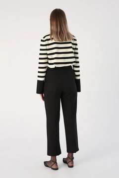 Bir model, Allday toptan giyim markasının 33638 - Pants - Black toptan Pantolon ürününü sergiliyor.