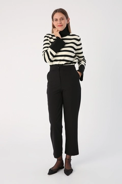 Ένα μοντέλο χονδρικής πώλησης ρούχων φοράει 33638 - Pants - Black, τούρκικο Παντελόνι χονδρικής πώλησης από Allday