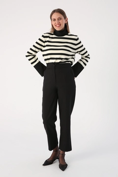 Bir model, Allday toptan giyim markasının 33638 - Pants - Black toptan Pantolon ürününü sergiliyor.