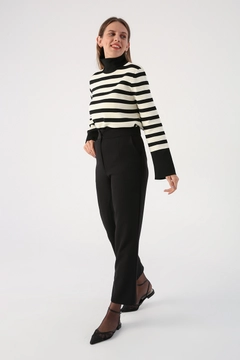 Ein Bekleidungsmodell aus dem Großhandel trägt 33638 - Pants - Black, türkischer Großhandel Hose von Allday