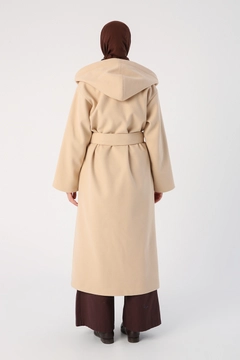 Bir model, Allday toptan giyim markasının 34741 - Coat - Light Beige toptan Kaban ürününü sergiliyor.
