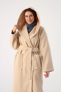 Una modella di abbigliamento all'ingrosso indossa 34741 - Coat - Light Beige, vendita all'ingrosso turca di Cappotto di Allday