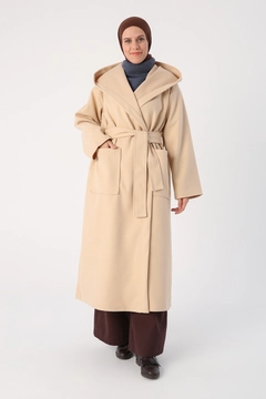 Una modella di abbigliamento all'ingrosso indossa 34741 - Coat - Light Beige, vendita all'ingrosso turca di Cappotto di Allday